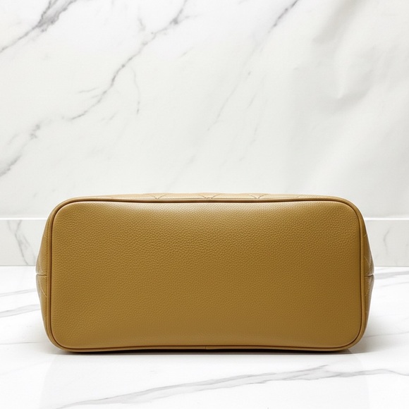 Chanel Medallion Tote Beige Caviar Gold HW - Picture 8 of 10